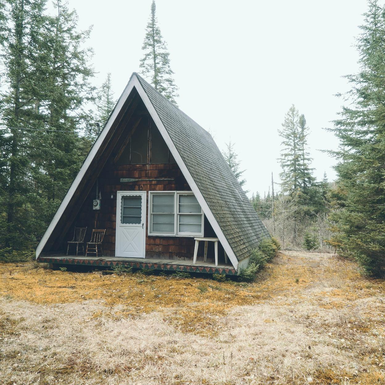 Cabaña en las montañas Adirondacks, la zona en la que transcurre la nueva novela de Liz Moore, El dios de los bosques. /kurt von/unsplash