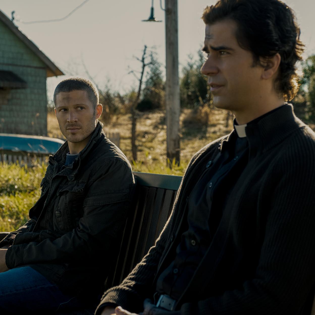 Zach Gilford y Hamish Linklater en una imagen de Misa de Medianoche, una de las miniseries ideales para ver este otoño. /netflix