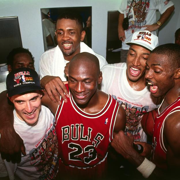 En el centro, Michael Jordan en una imagen de la miniserie deportiva El último baile. 