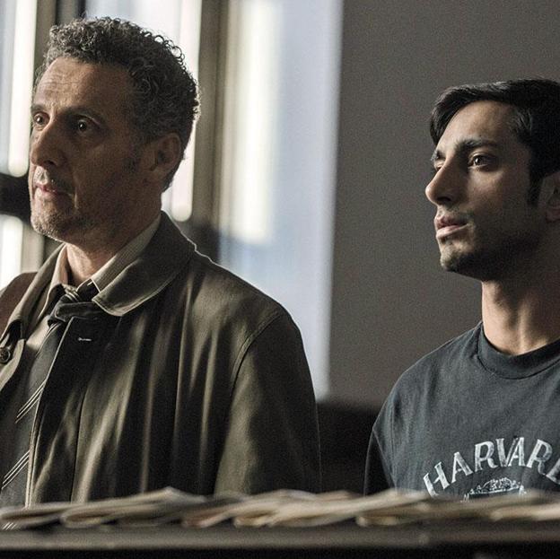 John Turturro y Riz Ahmed en una imagen de la miniserie The night of.