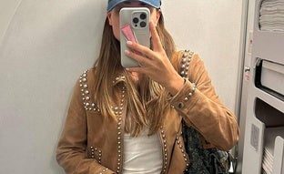 Chaquetas con tachuelas, las favoritas de las influencer para ir moderna y chic con vaqueros