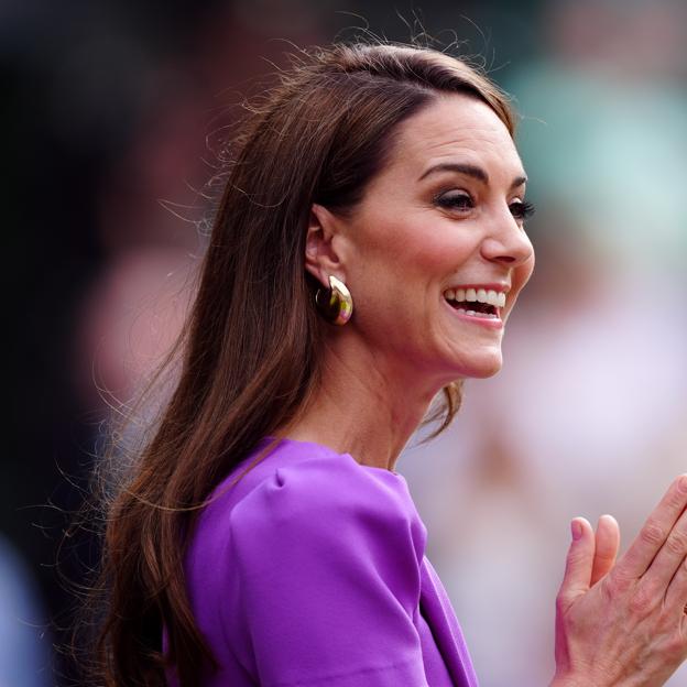 Kate Middleton reaparece con el traje cherry red que lucen todas las royals