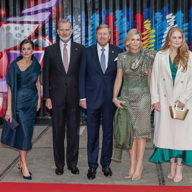 La reina Letizia con el vestido del diseñador Mohamed Benchellal, un modelo muy similar al de Máxima de Holanda.