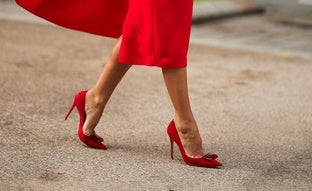 Zapatos de tacón cómodo que las mujeres de 50 van a llevar en sus looks de invitada de este otoño