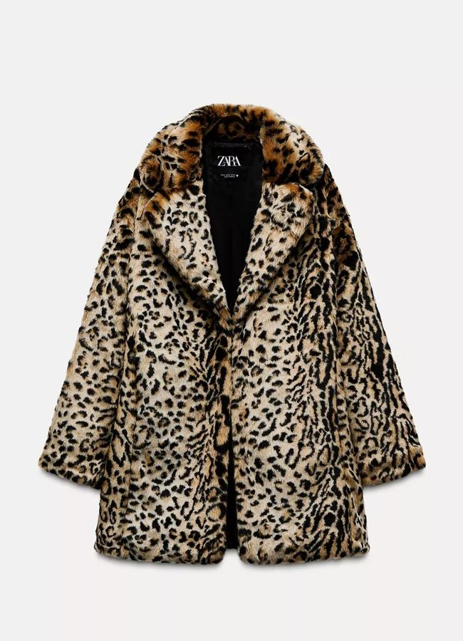 Abrigo con estampado de leopardo de Zara.