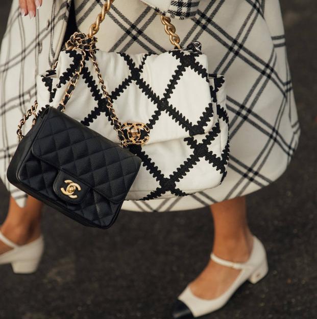 Un look de street style con un bolso de Chanel.