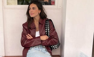 Ni gabardina ni biker, esta es la chaqueta más importante del otoño: burdeos, de efecto piel y súper ponible