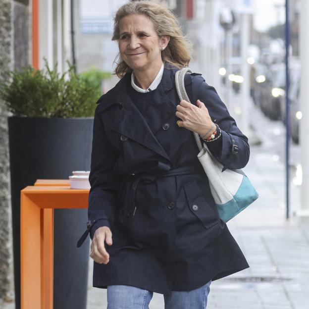 La infanta Elena tiene la gabardina corta más práctica y ponible para el entretiempo