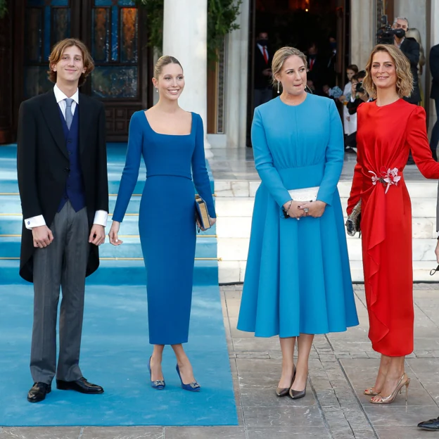 La princesa posa con dos de sus sobrinos y su excuñada Tatiana Blatnik y luce su pieza favorita: un vestido monocolor.