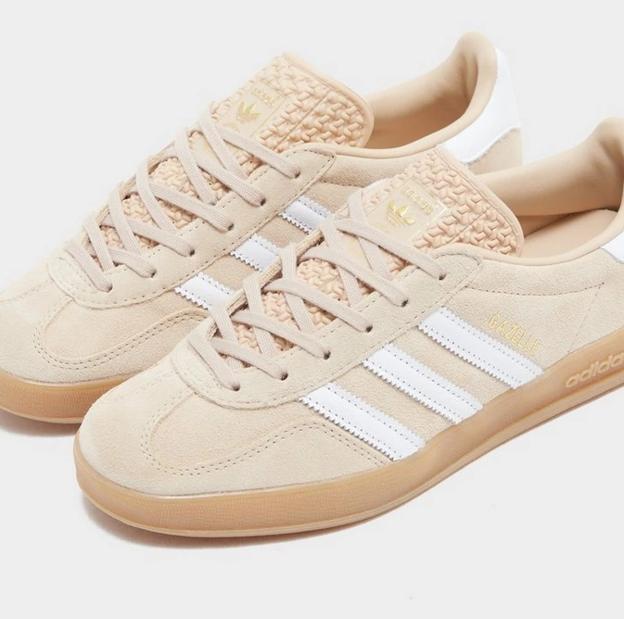 Zapatilla en color crudo Adidas Gazelle.
