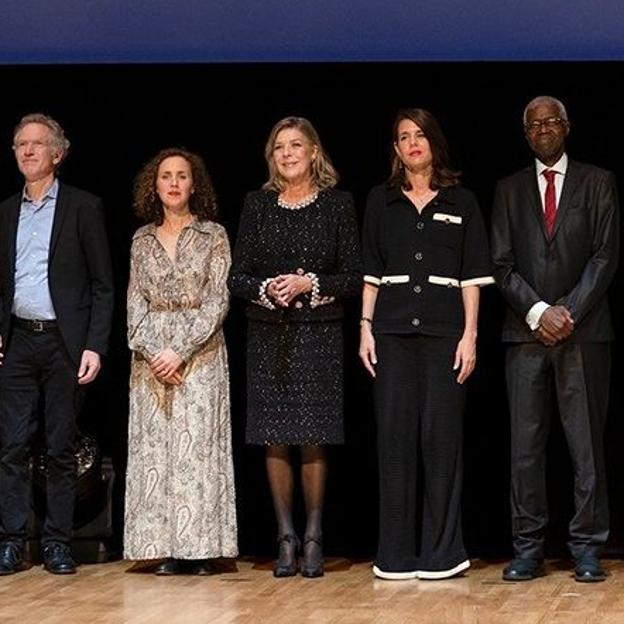 Carolina de Mónaco y Carlota Casiraghi, durante el acto al que han asistido vestidas iguales.