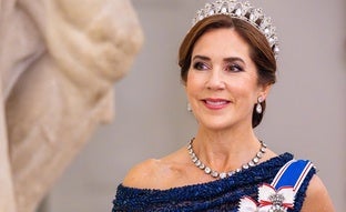 Mary de Dinamarca deslumbra en su primera cena de Estado como reina: vestido reciclado, tiara de perlas y bacalao del norte