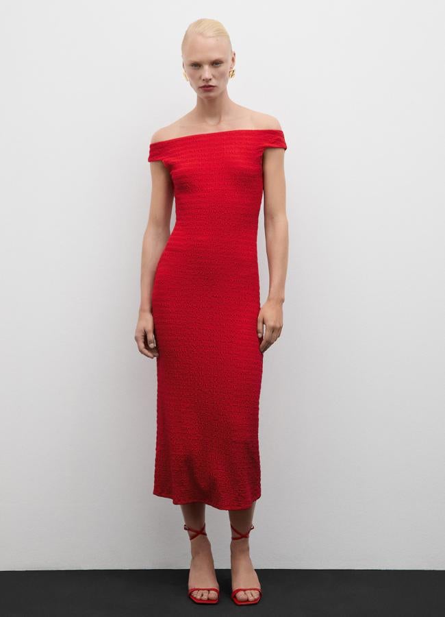 Vestido largo con textura de Mango (17,99 euros).