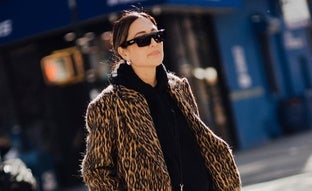 Cómo llevar un abrigo de leopardo con elegancia según el street style