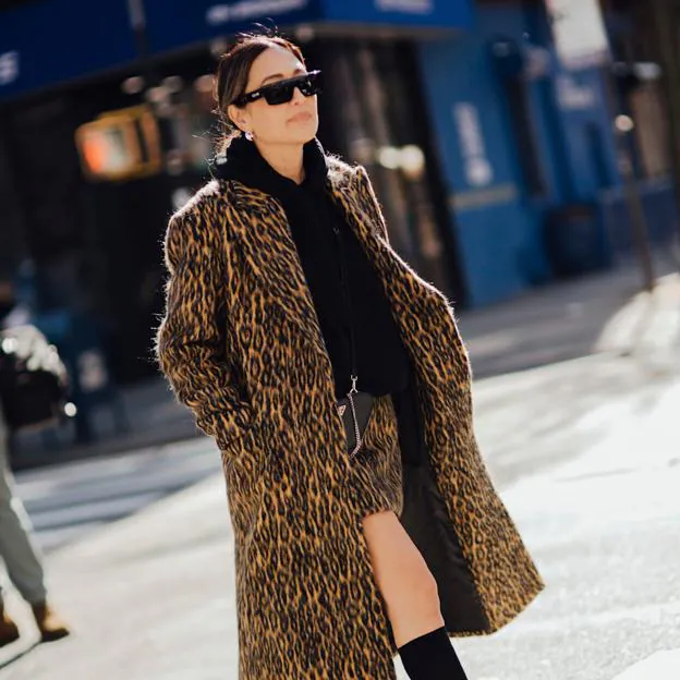 Cómo llevar un abrigo de leopardo con elegancia según el street style