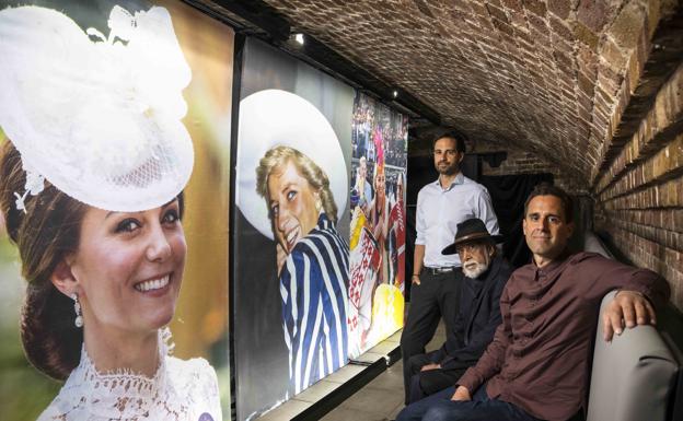 Anwar Hussein, junto a sus hijos en la exposición sobre su obra.