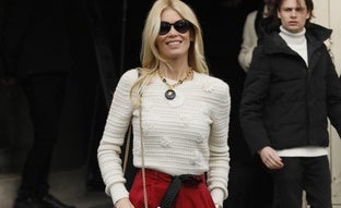 10 looks de Claudia Schiffer fáciles de copiar a los 50 y que son cómodos para otoño