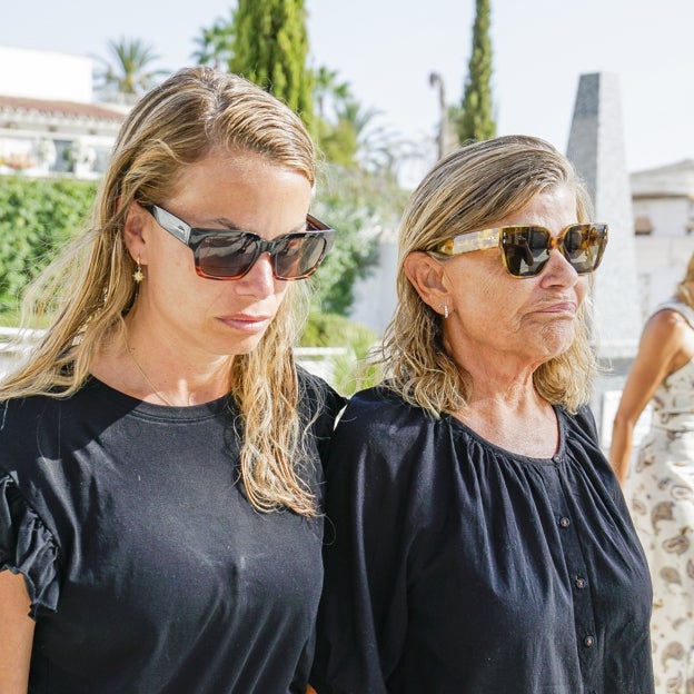 Madre e hija durante el funeral de Carlos Goyanes. 