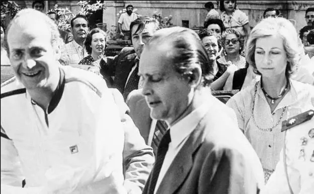 La reina Sofía y el rey Juan Carlos con Enrique de la Mata Gorostizaga. 