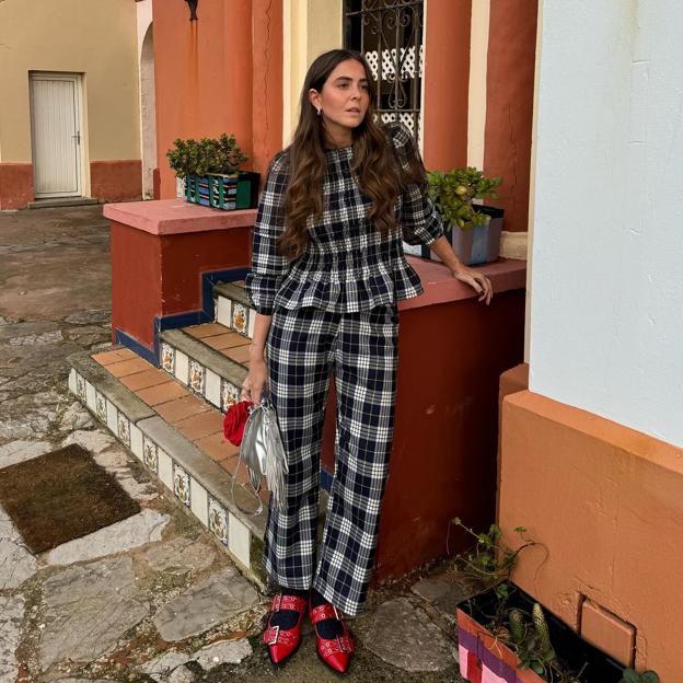 Una influencer con un conjunto estampado de cuadros.