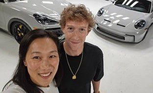 La extravagante vida de los Zuckerberg: Porsches a juego, estatuas romanas, bodas indias y una mansión de 250 millones de dólares en Hawái