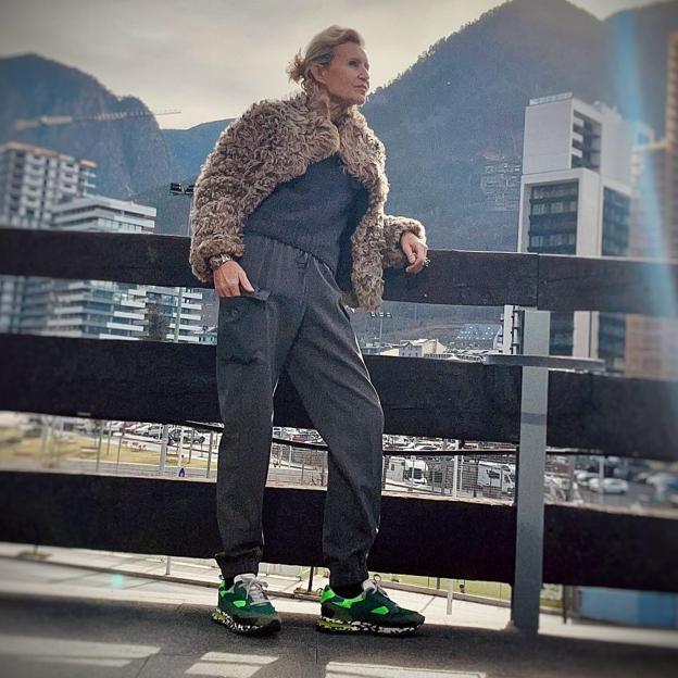 Patrizia Casarini con ropa deportiva en clave chic. 