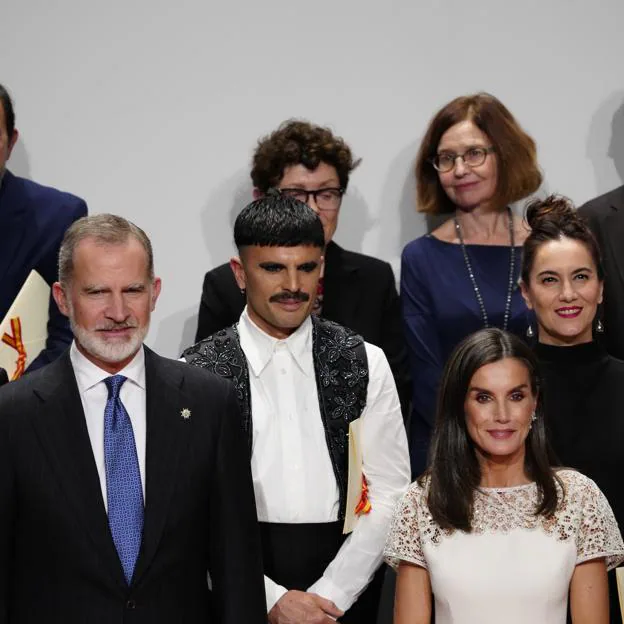 Los reyes Felipe y Letizia, posan con los galardonados en los Premios Nacionales de Cultura 2022-2023.