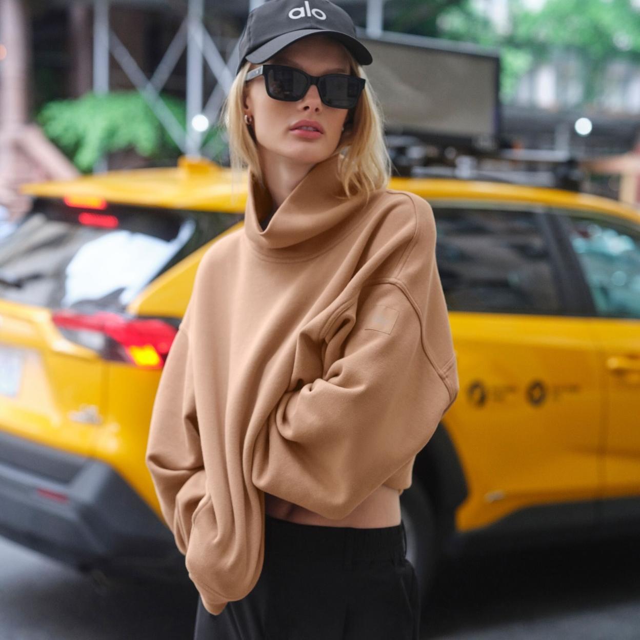 Mujer con ropa deportiva paseando por Nueva York. /instagram @alo