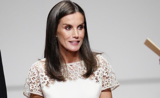 La reina Letizia acude a la entrega de los Premios Nacionales de Cultura con un elegante vestido blanco de encaje