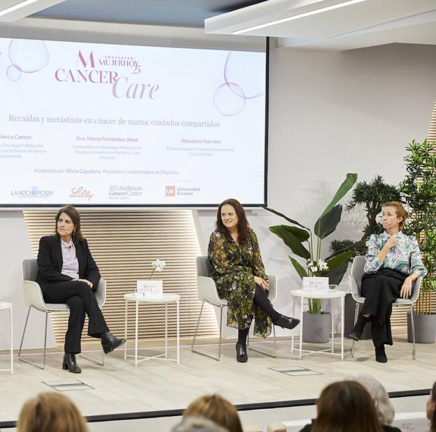 En la primera mesa redonda, 'Recaídas y metástasis en cáncer de mama: cuidados compartidos, han intervenido la dra. Blanca Cantos, especialista en Oncología Médica del Hospital Universitario Puerta de Hierro - Majadahonda; la dra. María Fernández Abad, especialista en Oncología Médica en el Hospital Universitario Ramón y Cajal de Madrid y Almudena Narváez, psico-oncóloga del Hospital Universitario 12 de Octubre. 