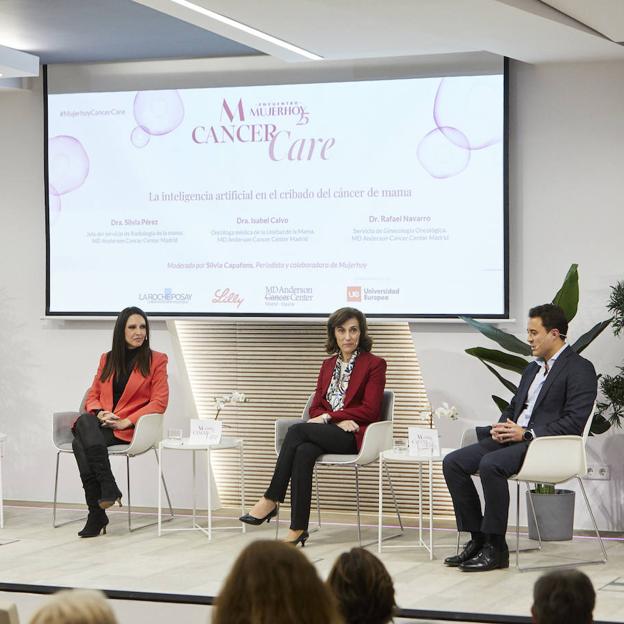 En la mesa redonda 'La inteligencia artificial en el cribado del cáncer de mama' han participado la dra. Silvia Pérez, jefa del servicio de Radiología de la Mama de MD Anderson Hospiten Madrid; la dra. Isabel Calvo, oncóloga médica de la Unidad de la Mama de MD Anderson Hospiten Madrid; y el dr. Rafael Navarro, del servicio de ginecología oncológica de MD Anderson Hospiten Madrid.