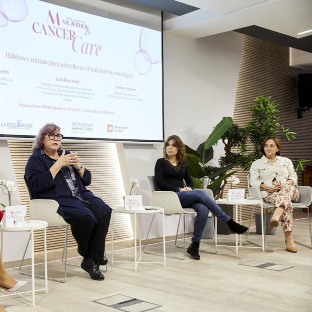 En la tercera y última mesa redonda, 'Hábitos y rutinas para sobrellevar el tratamiento oncológico', han participado Leonor Prieto, directora Científica de La Roche Posay; Lidia Brea Alejo, directora del curso de experto en Ejercicio Físico y Cáncer y coordinadora de la titulación de Grado en CAFyD. Universidad Europea de Madrid; y Carmen Vázquez, directora de Enfermería de MD Anderson Hospiten Madrid.