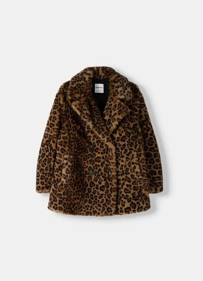 Abrigo de leopardo de pelo de Bershka, 59,99 euros.