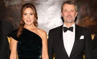 Mary de Dinamarca reaparece espectacular con un vestido de terciopelo de hace casi diez años