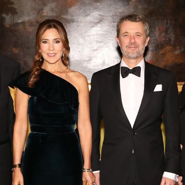 Mary de Dinamarca reaparece espectacular con un vestido de terciopelo de hace casi diez años