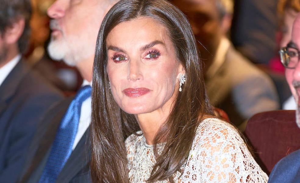 La reina Letizia cambia de labial: el gloss burdeos más oscuro con el que se ha hecho un maquillaje de otoño