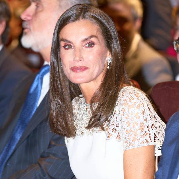 La reina Letizia cambia de labial: el gloss burdeos más oscuro con el que se ha hecho un maquillaje de otoño