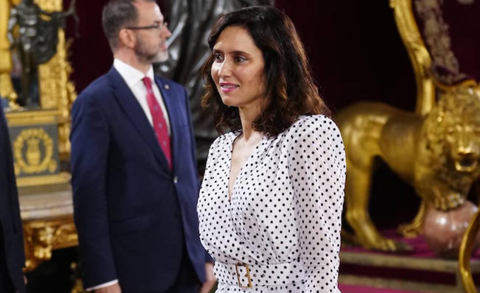 Isabel Díaz Ayuso, la más elegante en el Día de la Hispanidad con un look de influencer con lunares y gabardina de Mango