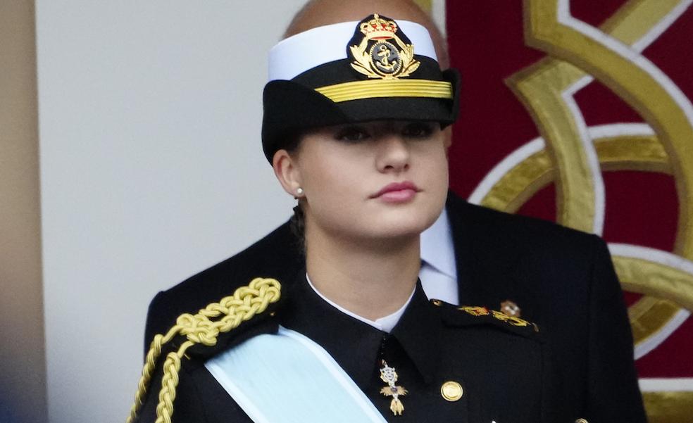 La princesa Leonor estrena uniforme militar de gala en el Día de la Hispanidad: todos los detalles de su look