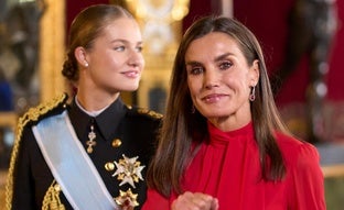 Las tres crisis de la reina Letizia el Día de la Hispanidad: un salto a traición por la lluvia, pies mojados y el error de protocolo de Leonor