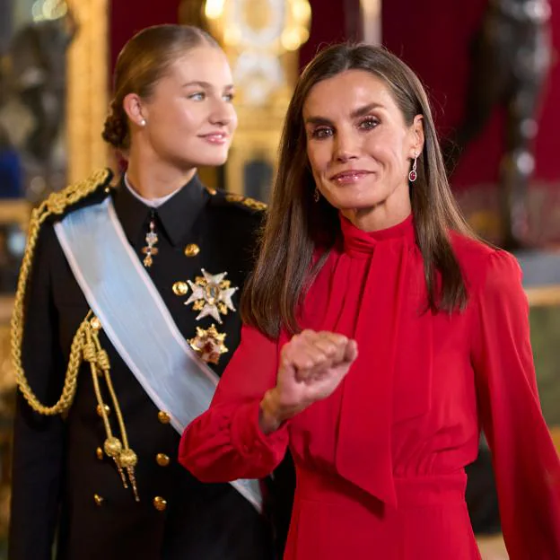 La reina Letizia y la princesa Leonor, saliendo del Salón del Trono al terminar la recepción del Día de la Hispanidad. 