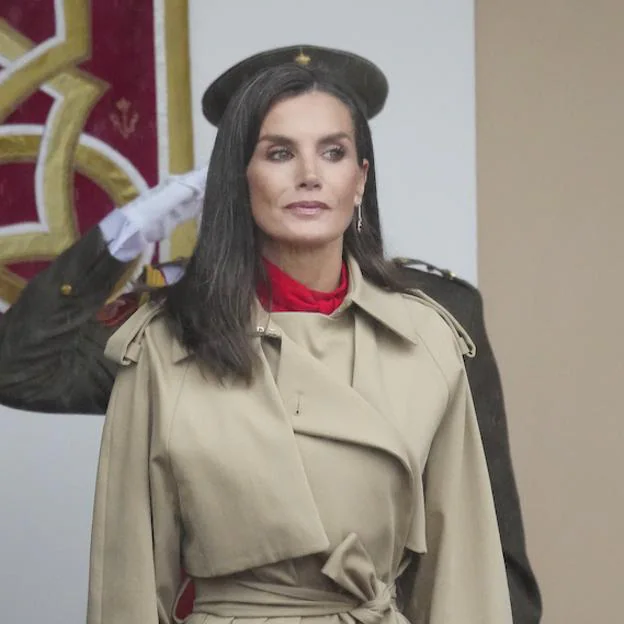 La reina Letizia desafía a la lluvia en el Día de la Hispanidad con un total look rojo: vestido repetido made in Spain y gabardina