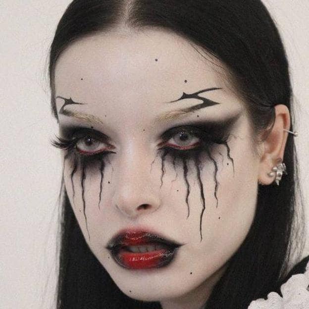 Maquillaje de vampiresa para Halloween lúgubre con pintura negra