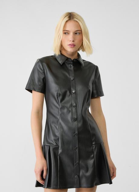 Vestido negro de Stradivarius (17,99 euros)