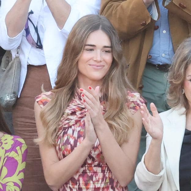 Ana Soria, en la plaza disfrutando de una faena de Enrique Ponce. 