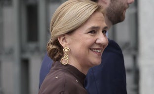 La infanta Cristina tiene el look de invitada perfecto para las bodas de otoño: mantón XL y los pantalones más favorecedores