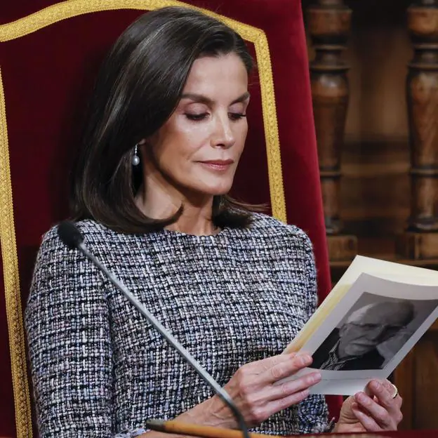 La reina Letizia, leyendo el programa de la entrega del Premio Cervantes al escritor leonés Luis Mateo Díez, el pasado mes de abril. 