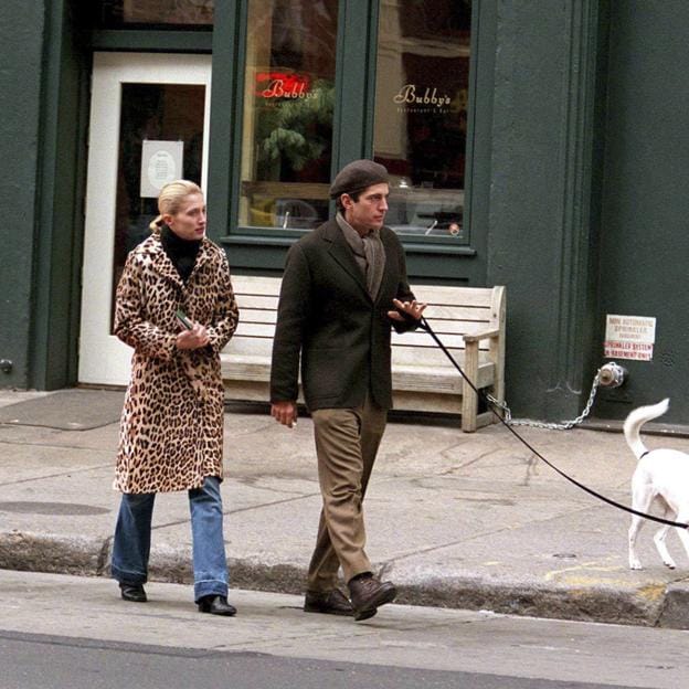 Carolyn Bessette-Kennedy con abrigo de leopardo.