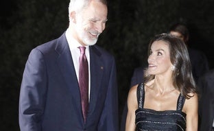 La reina Letizia sorprende en el Premio Planeta con un look de gala con tirantes: estrena vestido negro de Carolina Herrera con joyas espectaculares