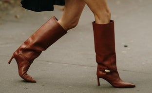 Los zapatos tendencia que mi madre de 55 años se ha comprado porque estilizan la figura y elevan sus looks de otoño